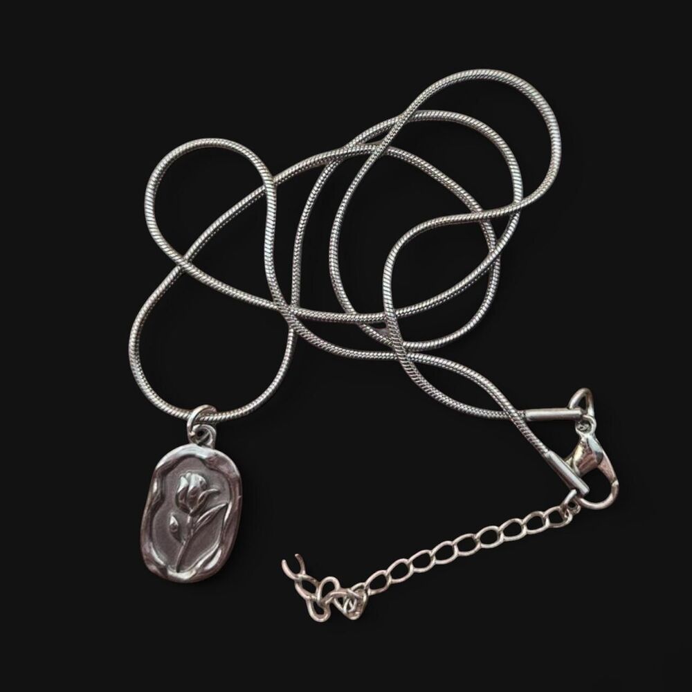 silver rose necklace🐰